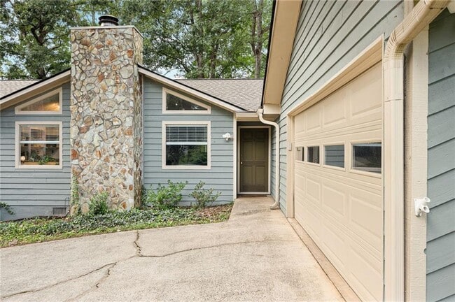 Building Photo - 2076 Lake Ridge Terrace