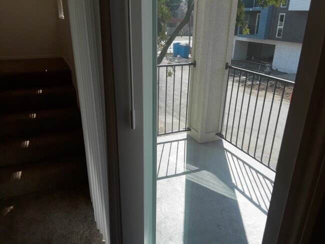 Building Photo - 1005 W 6th St