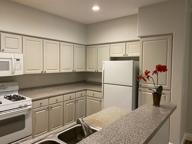 Building Photo - Great first floor corner unit!!