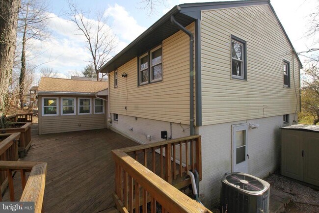 Building Photo - 5918 Atteentee Rd