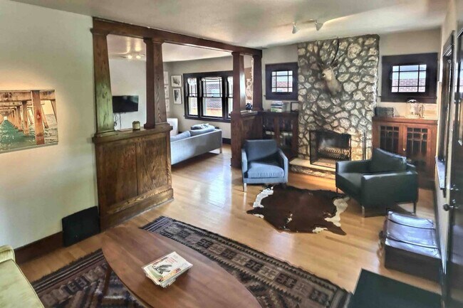 Building Photo - West Highlands 2 Bedroom Duplex with 2 Car...