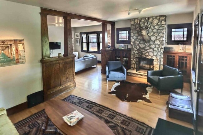 Building Photo - West Highlands 2 Bedroom Duplex with 2 Car Garage