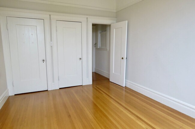 Building Photo - Huge and Beautiful Classic Top Floor Condo