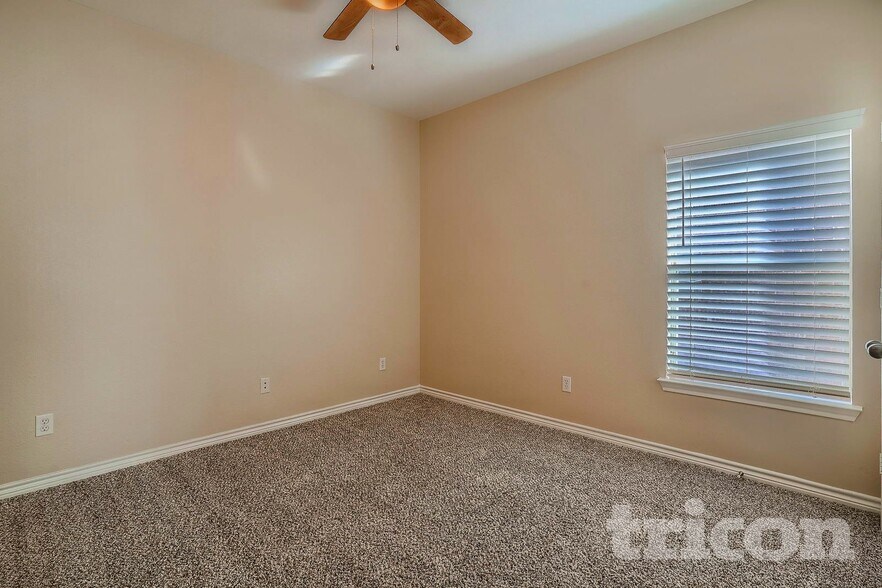 Building Photo - 214 Bob White Dr