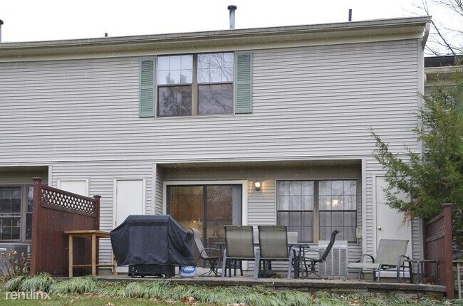 Building Photo - 3 br, 2.5 bath Townhome - 19 Woodward Lane