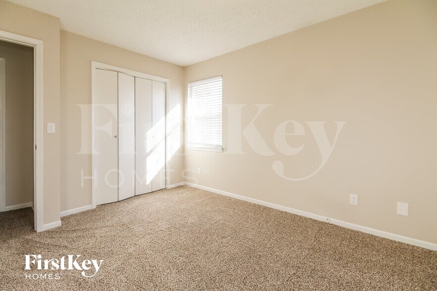 Building Photo - 1601 NE Auburn Dr