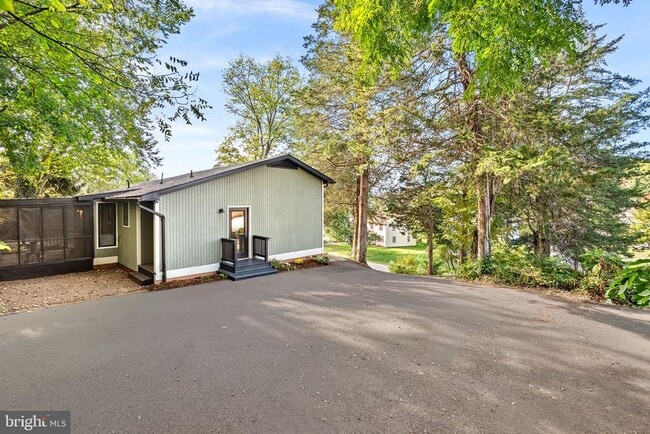 Building Photo - 862 Carrier Dr