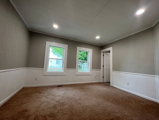 Building Photo - MOVE-IN READY!