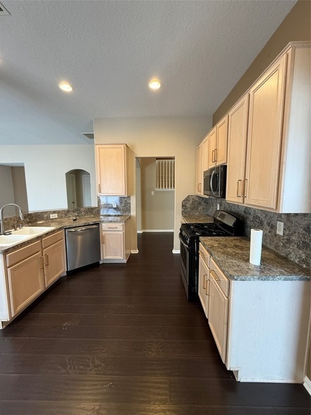 Building Photo - 906 Taylor Ridge Dr