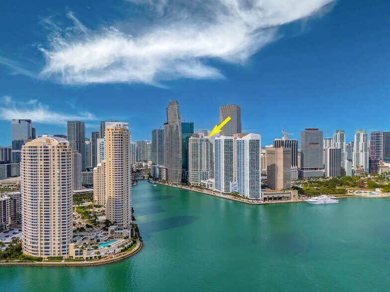 Building Photo - 300 S BISCAYNE Blvd