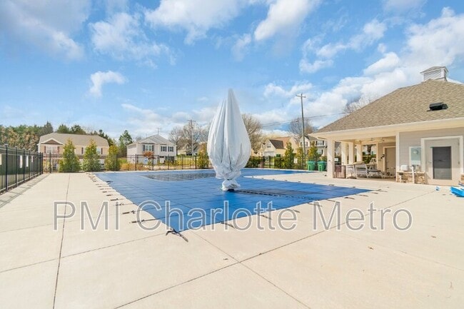 Building Photo - 8019 Rowling Dr
