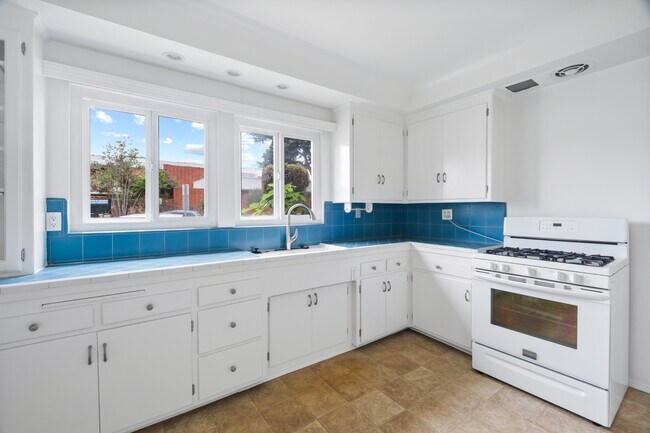Building Photo - 4105 Irving Pl
