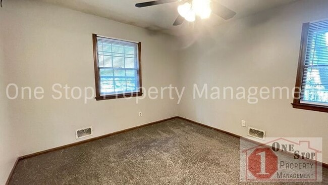 Building Photo - 2 Bedroom, 2 Bathroom Duplex in Raytown, MO