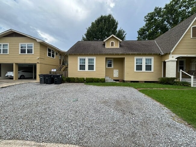 Building Photo - 3044 Wilshire Dr