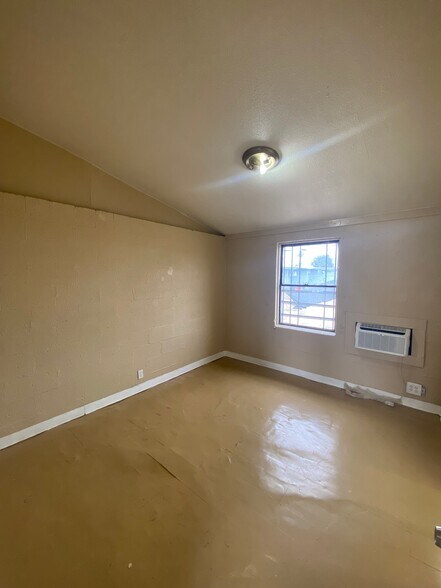 Building Photo - 1130 Laurel Ave