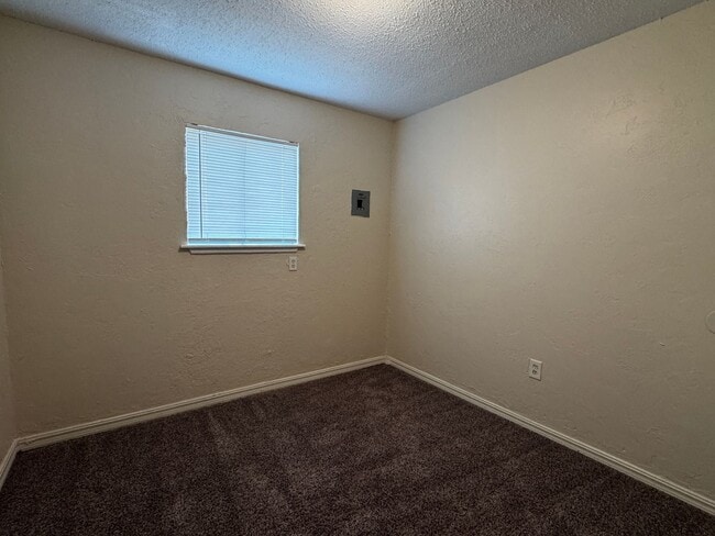 Building Photo - 1408 NW Ozmun- AVAILABLE NOW!