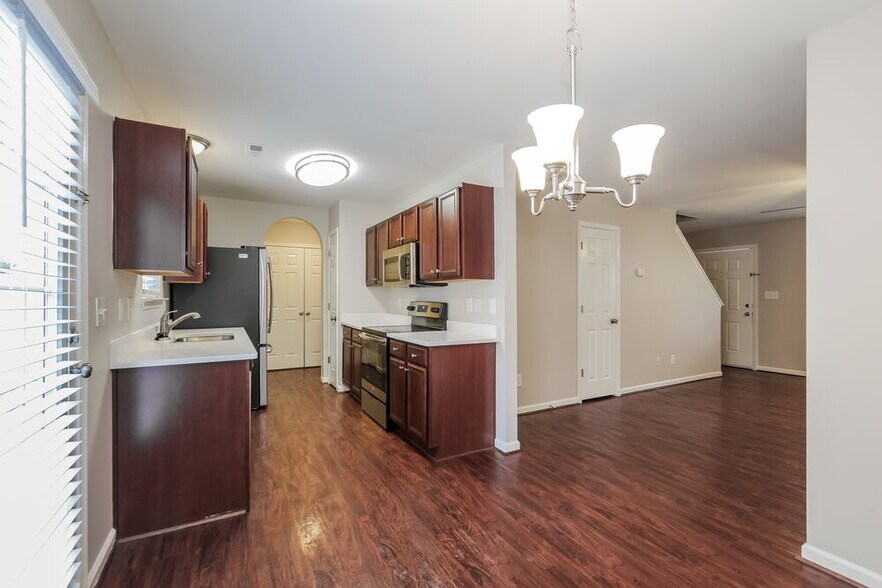 Building Photo - 1126 Larkspur Ln