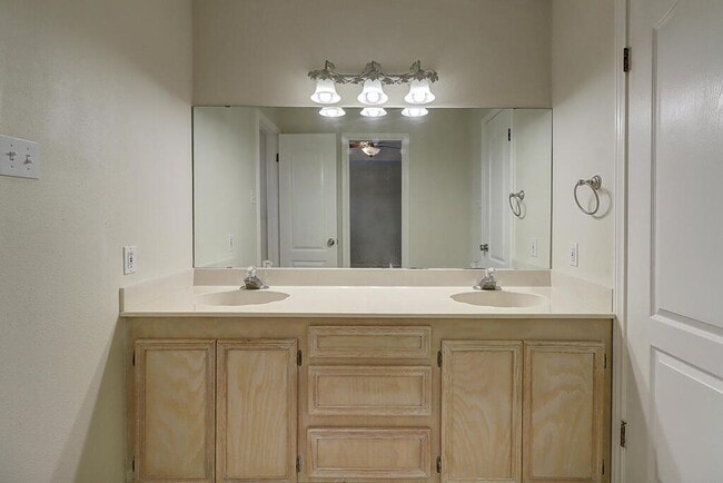 Building Photo - 4321 Holly Ridge Dr