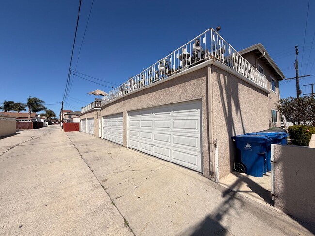 Building Photo - Completely Remodeled 2 Bed, 1 Bath in San Pedro w/ Garage Parking!