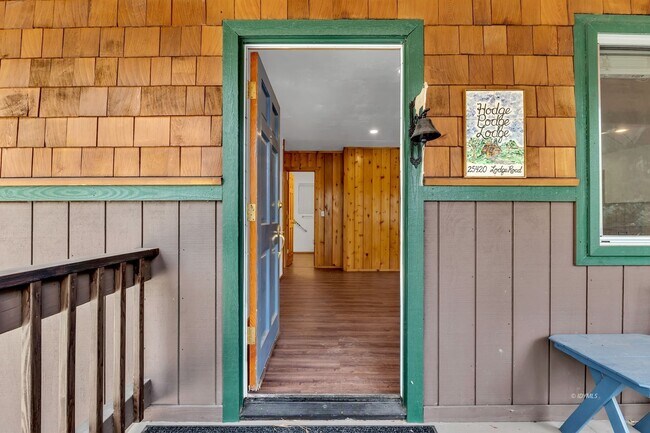 Building Photo - Mountain Lodge Home 1 Mile Away from the C...