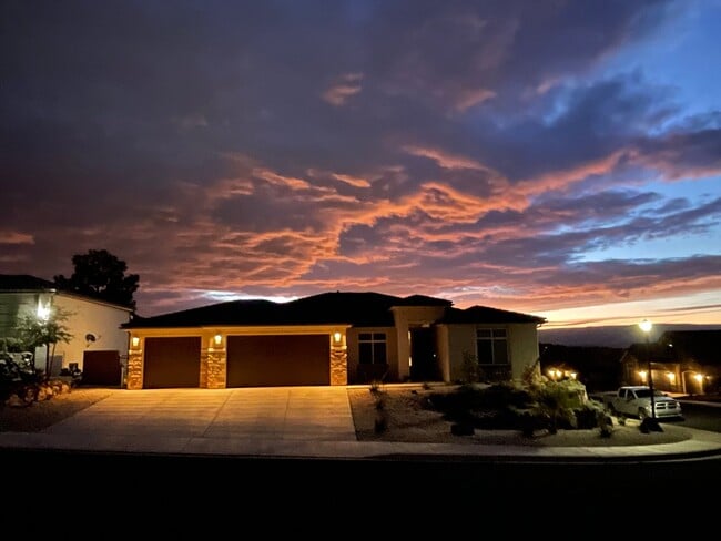 Building Photo - 1806 N Crimson Creek Dr