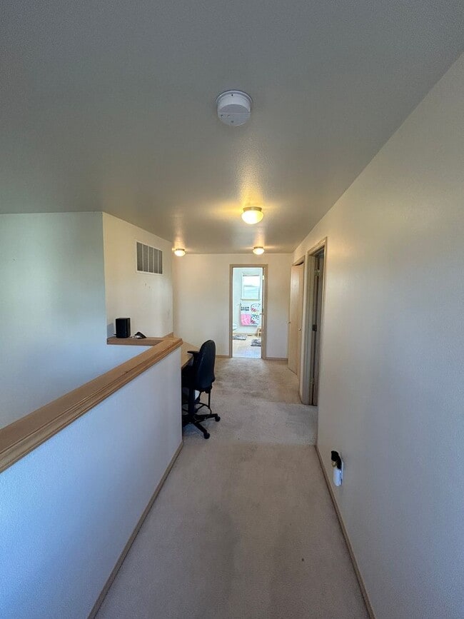 Building Photo - 4B, 2.5BA Pet-friendly home w/2-car garage...