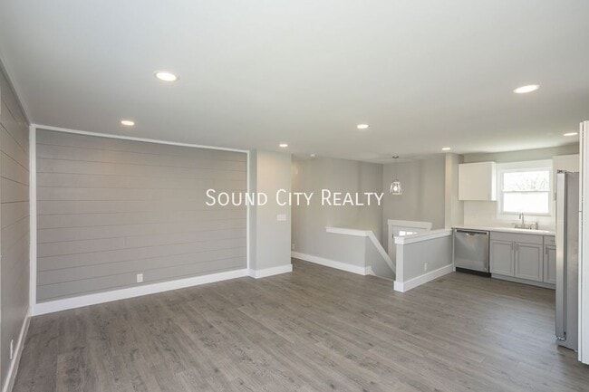 Building Photo - 1608 Autumn Ridge Dr