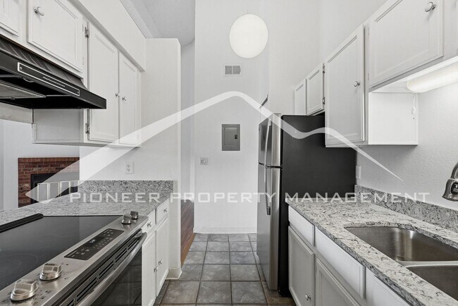 Building Photo - Spacious Condo with Washer/Dryer and Central AC