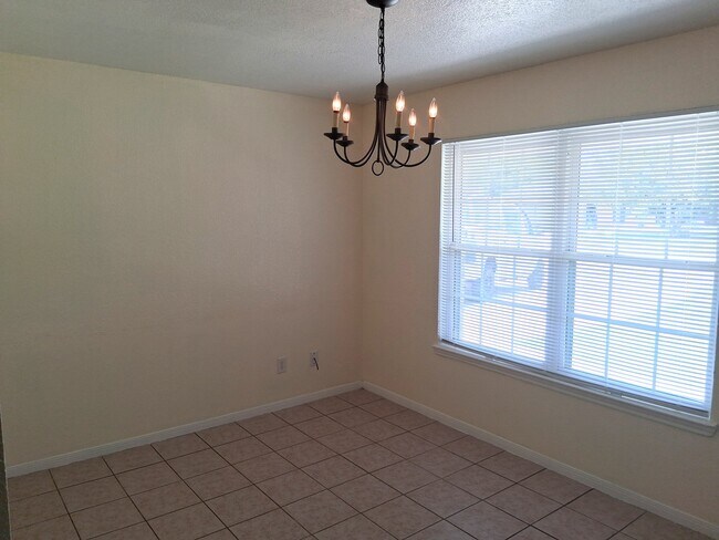 Building Photo - 4102 Carolyn Dr