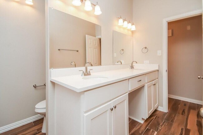 Building Photo - 15622 Thornbrook Dr