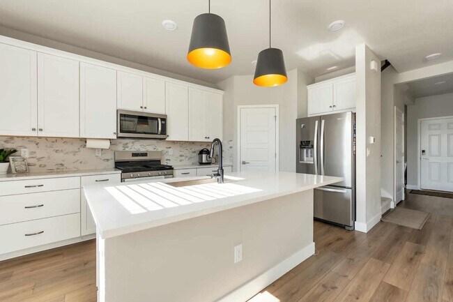 Building Photo - Spacious 3 bed 3 bath 2-story comfortable and stylish home in desirable location in Parker