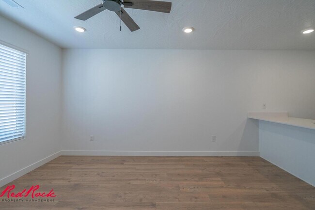 Building Photo - Dog Friendly! 3 Bedroom 2 Bathroom Townhome in Long Valley.