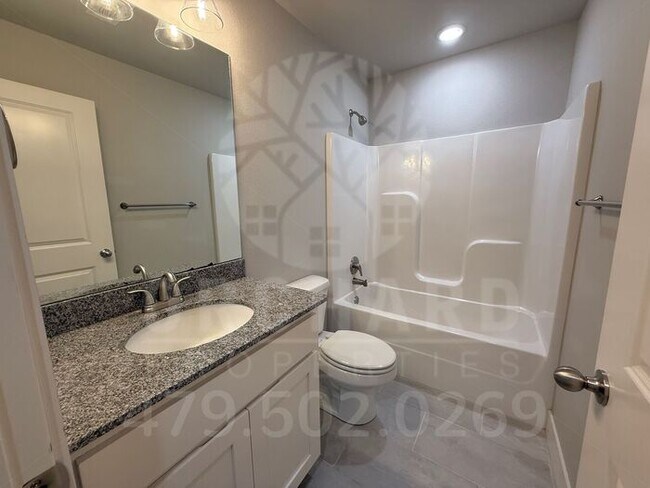 Building Photo - Single-Family Home- 2 Bed/2 Bath w/Hobby R...