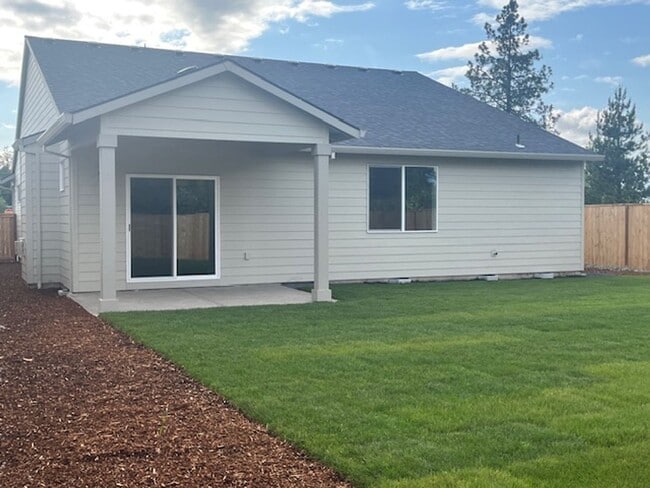 Building Photo - 3 Bedroom 2 Bath Silverton OR