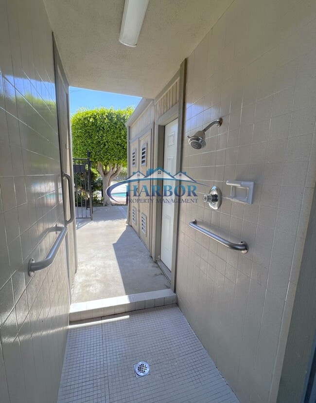 Building Photo - Charming Studio in Gated Community