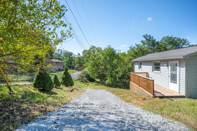 Building Photo - Updated 2 bedroom 1 bath in Fairlawn VA