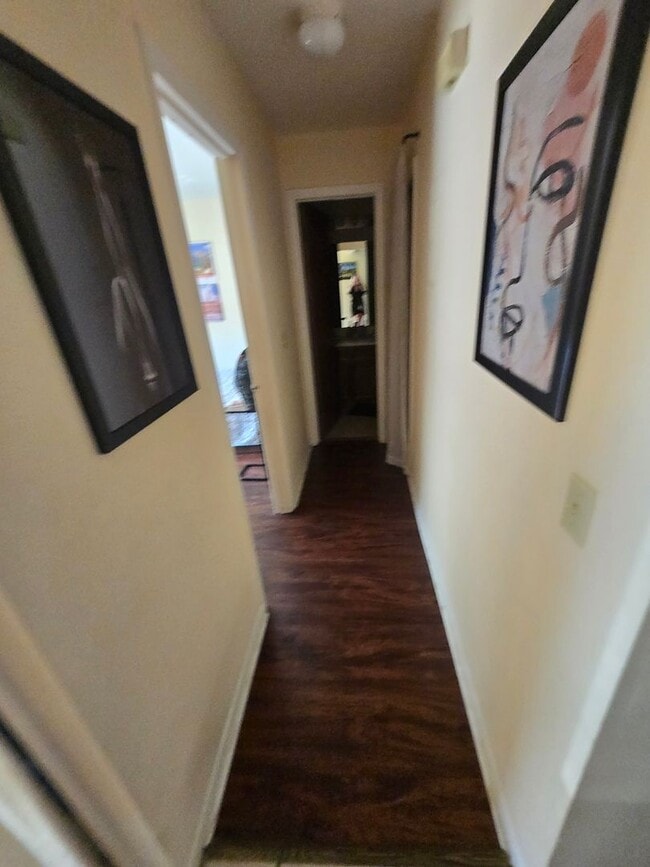 Building Photo - 2/2 Condo in the quiet community of Mile Run