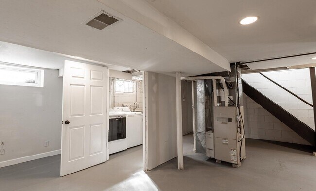Building Photo - 2750 N 61st St