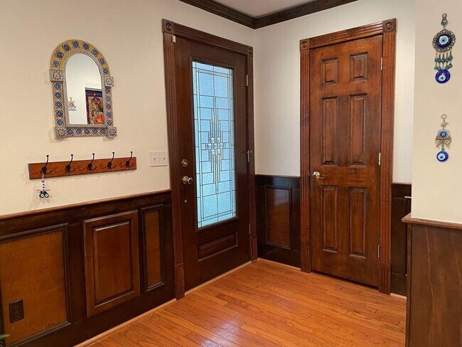 Building Photo - 452 N Post Oak Ln