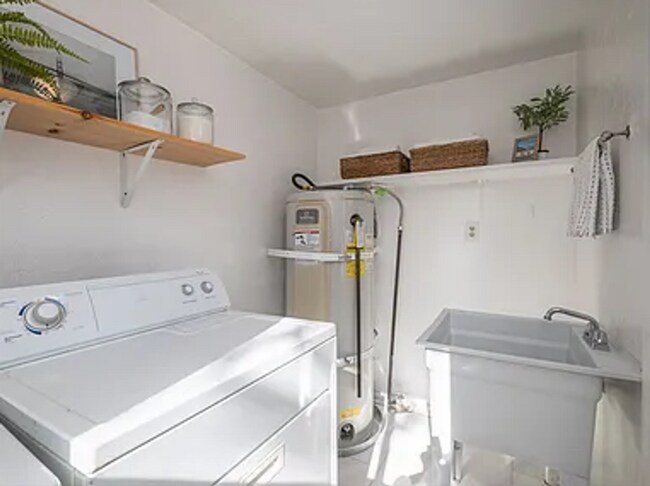 Building Photo - Beautiful, Spacious 3B/2.5Bath Single Family Home