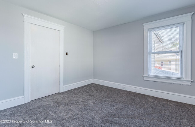 Building Photo - 802 Quincy Ave