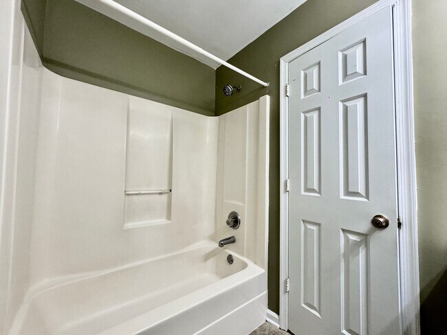 Building Photo - Available 11-14-25! Lakefront Townhome w/2...