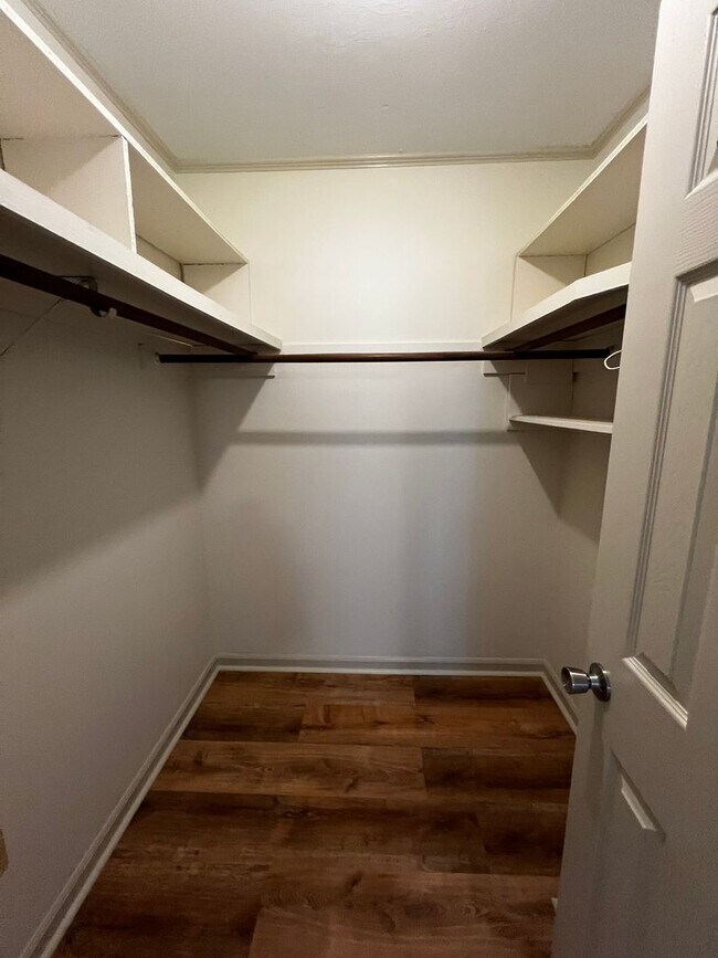 Building Photo - 4 Bedroom, 2 Bathroom, large yard, 2 car c...
