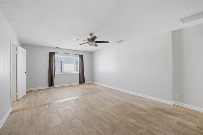 Building Photo - 656 W Pecos Ave