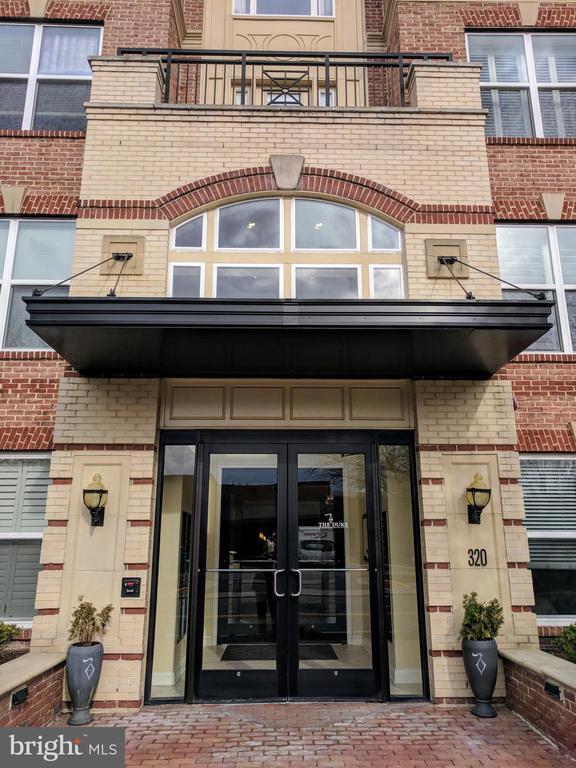 Building Photo - 320 S West St