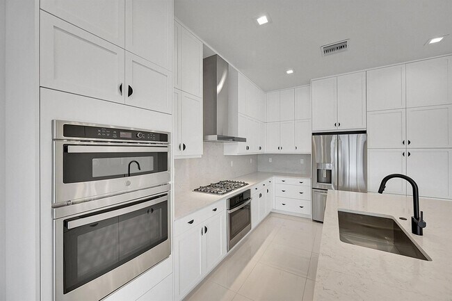 Building Photo - 13072 Feathering Wy