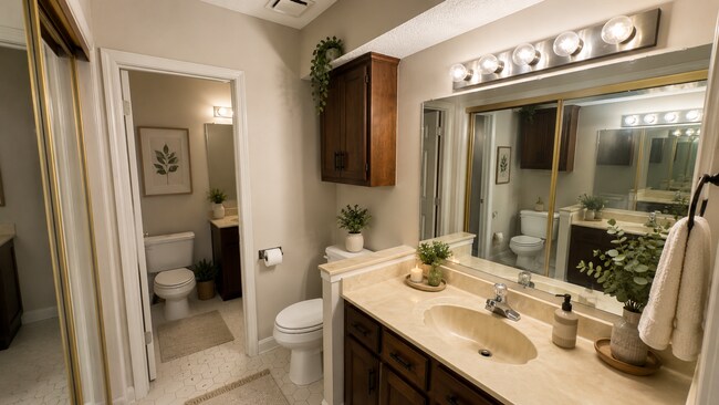 Building Photo - Charming 2-Bedroom Townhome in East Memphis-Cozy & Convenient!