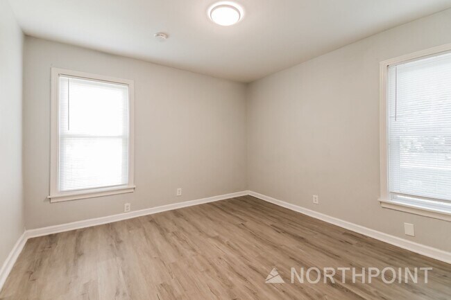 Building Photo - 3 BR/2BA | Updated Single Family Home |  Gated backyard | In Dallas!