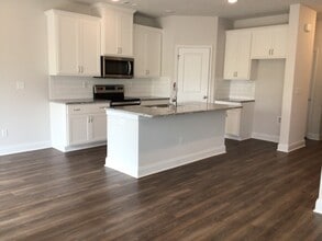 Building Photo - 605 Hampton Dr