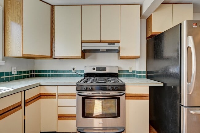 Building Photo - $1,750.00 - 2 Bedrooms, 1 Bathroom, Single...